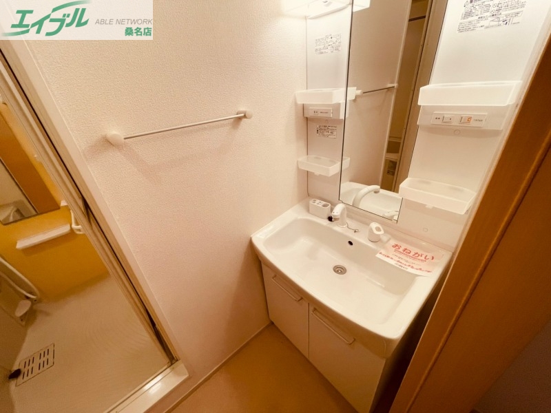 洗面設備　同型参考写真です