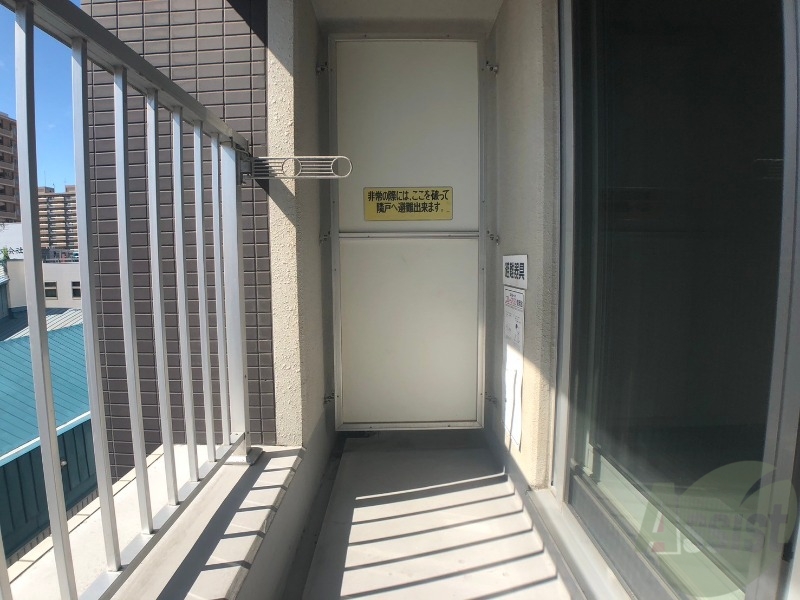 バルコニー　こちらはバルコニー。洗濯物が干せるようになっています。