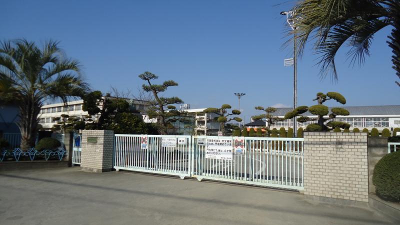 小学校　倉敷市立西阿知小学校（小学校）まで905m