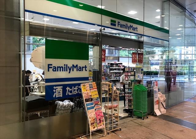 コンビニ　ファミリーマート（コンビニ）まで614m
