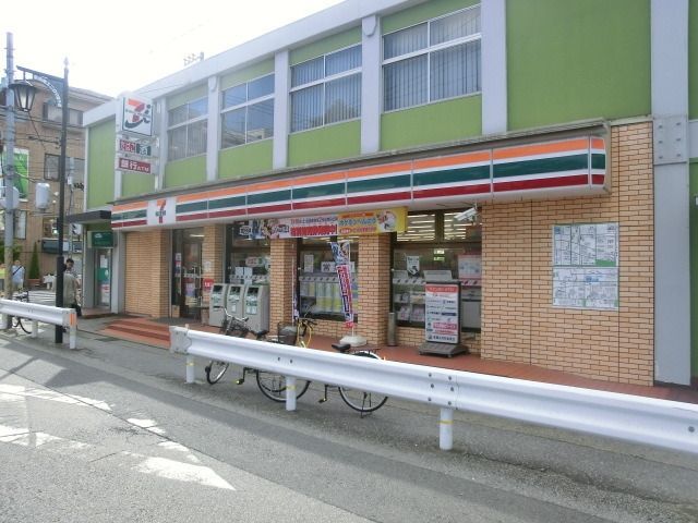コンビニ　セブンイレブン（コンビニ）まで550m