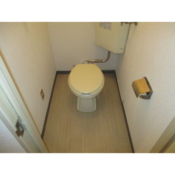 トイレ　落ち着いた色調のトイレです