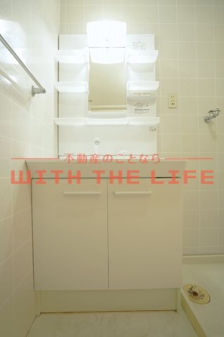 洗面設備　独立洗面台、小物を置くことができて便利です