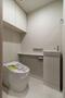 トイレ　落ち着いた色調のトイレです