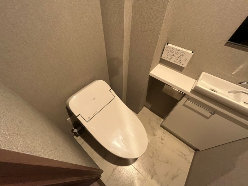 トイレ　トイレです。ユニットバスになってますのでコンパクト。