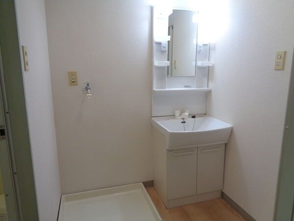 洗面設備　※写真は同じマンションの違う部屋のものになります。