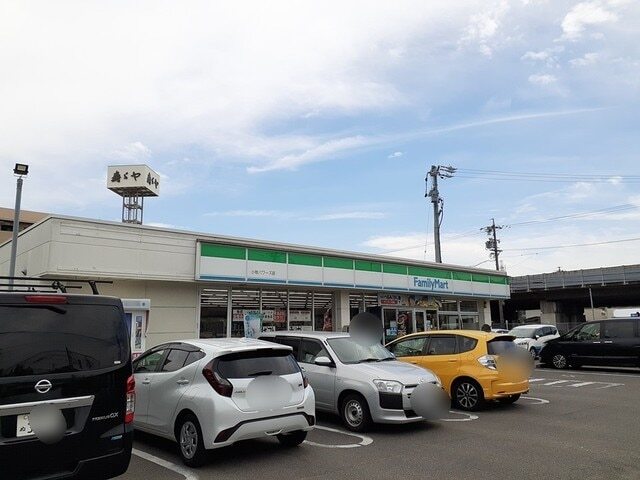 コンビニ　ファミリーマート　　パワーズ店（コンビニ）まで500m