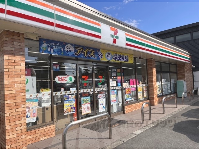 コンビニ　セブンイレブン京都上鳥羽南鉾立（コンビニ）まで240m