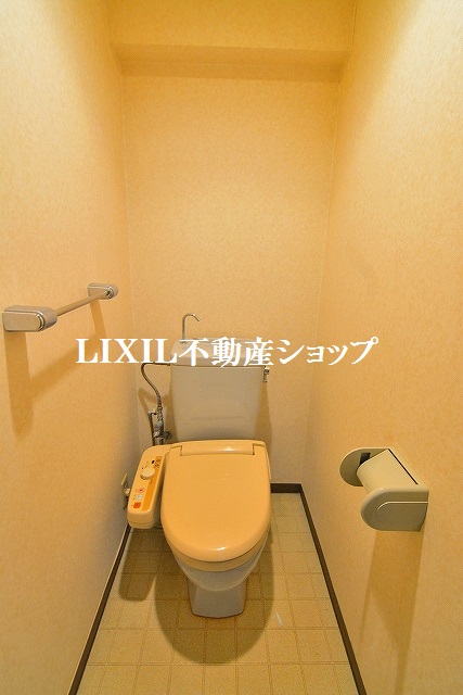 トイレ　温水洗浄暖房便座付のトイレです。