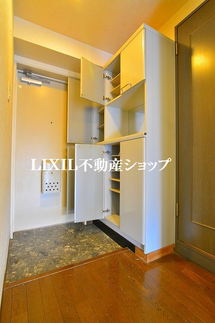 玄関　玄関ホールと玄関収納です。