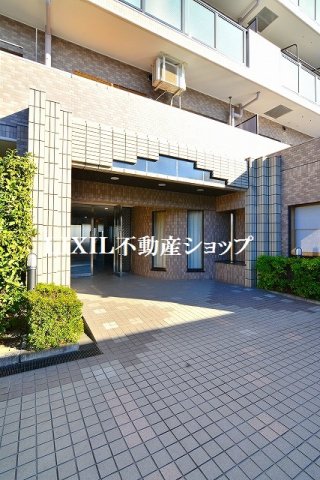 エントランス　オートロック機能付のエントランスです。