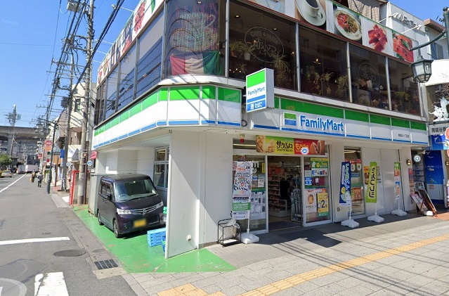 コンビニ　ファミリーマート 南越谷一丁目店（コンビニ）まで833m
