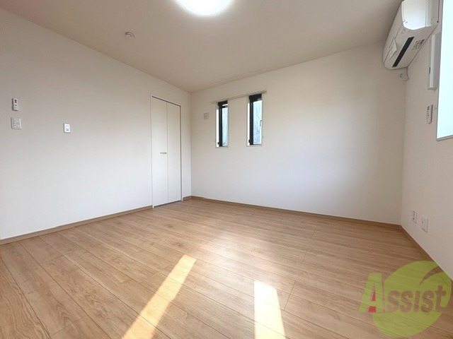 その他部屋・スペース　お部屋が広いのでベッドを置いても狭く感じないです。