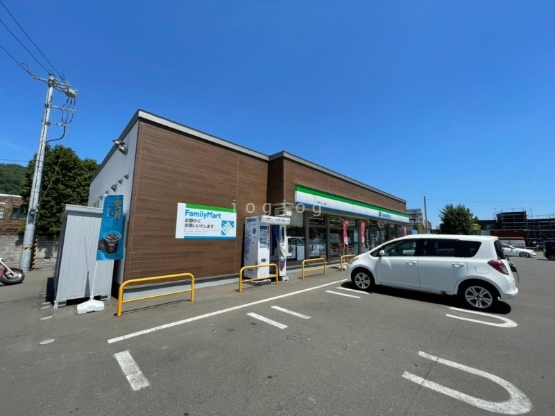 コンビニ　ファミリーマート札幌石山1条店（コンビニ）まで158m