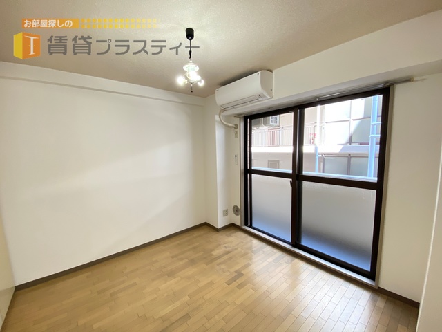 居室・リビング　光差し込む明るいお部屋。