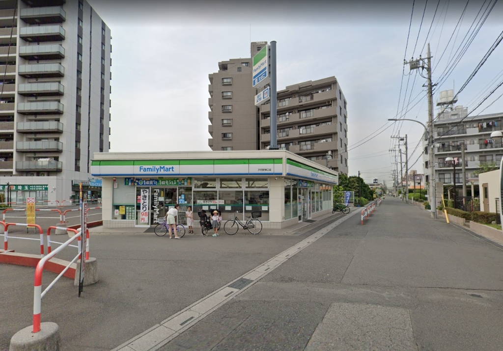 コンビニ　ファミリーマート 戸田駅東口店（コンビニ）まで630m