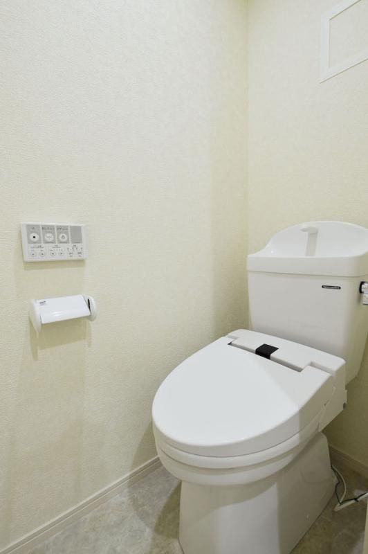 トイレ　落ち着いた色調のトイレです