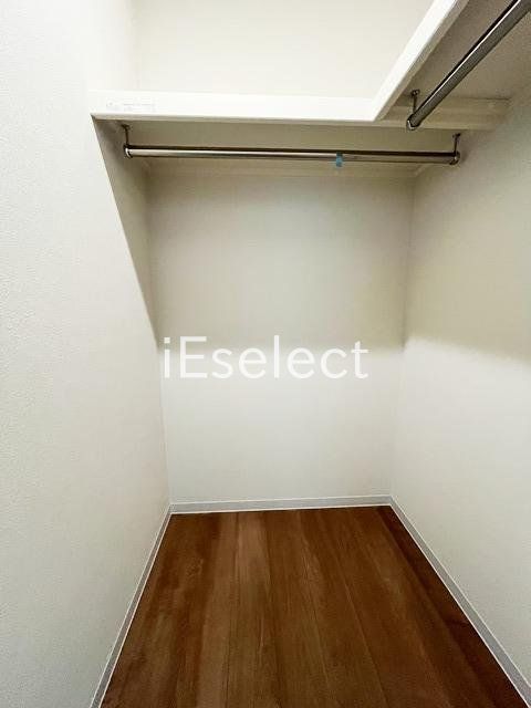 収納　奥行きのあるウォークインクローゼット