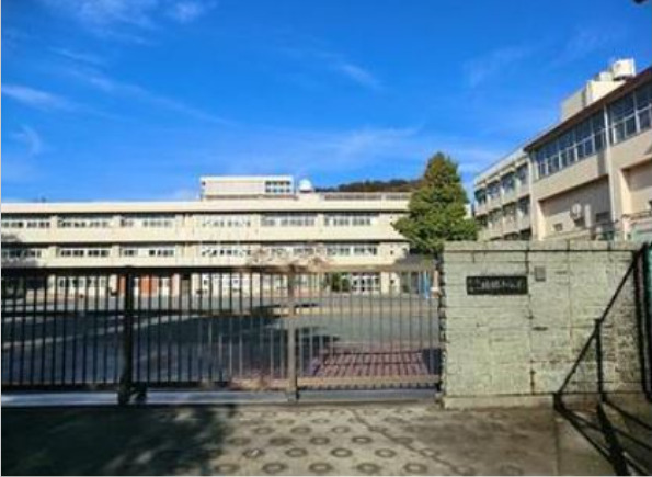 小学校　横浜市立城郷小学校（小学校）まで689m
