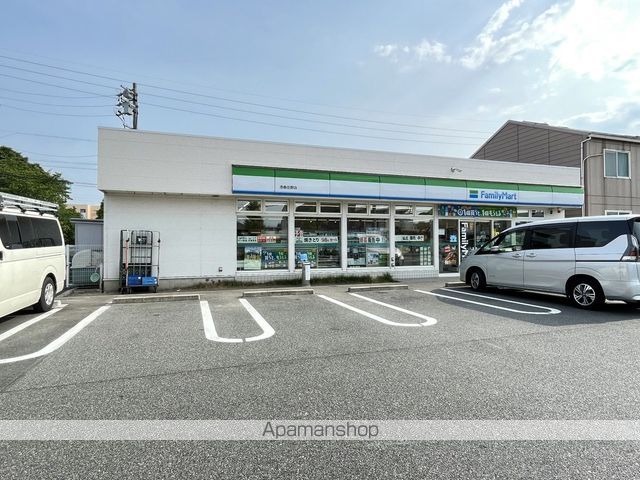 コンビニ　ファミリーマート（コンビニ）まで725m