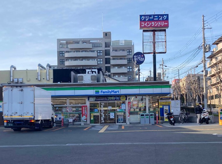 コンビニ　ファミリーマート 吹田上山手町店（コンビニ）まで351m