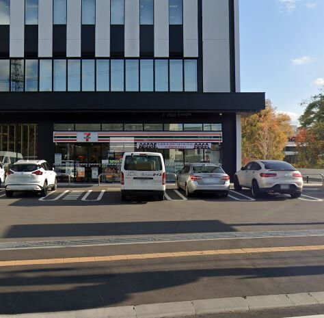 コンビニ　セブンイレブン札幌平岸1条3丁目店（コンビニ）まで306m