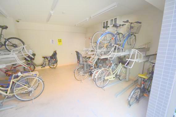 駐車場　敷地内には入居者専用の駐輪スペースもあります。