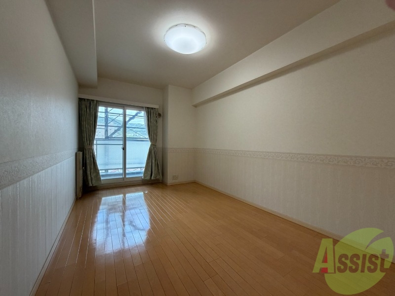 その他部屋・スペース　寝室はこちらです。光が差し込む、温かみのあるお部屋です。