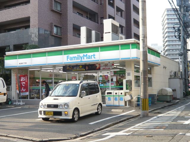 コンビニ　ファミリーマート（コンビニ）まで130m