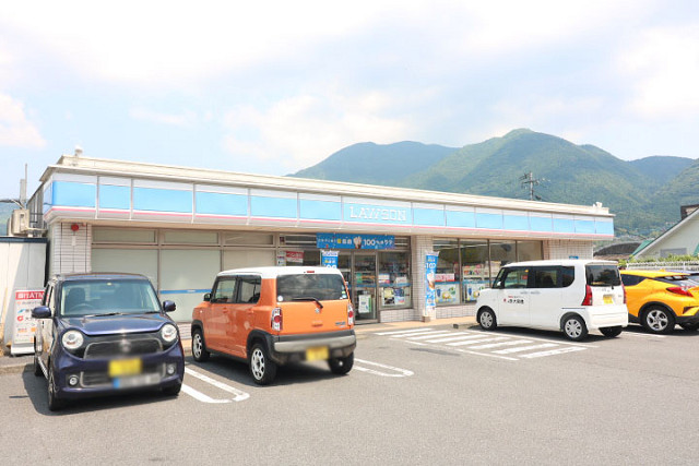 コンビニ　ローソン湯布院中央店（コンビニ）まで1200m
