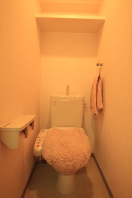 トイレ　※モデルルーム参考写真。実際のお部屋に家具、小物は付いており