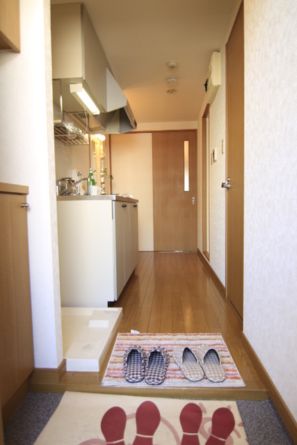 玄関　※モデルルーム参考写真。実際のお部屋に家具、小物は付いており