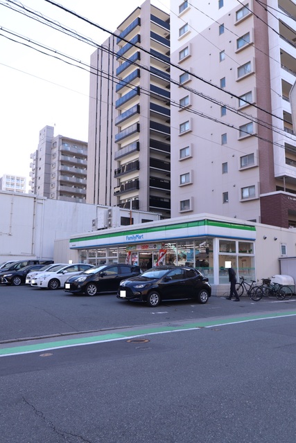 コンビニ　ファミリーマート博多東住吉店（コンビニ）まで75m