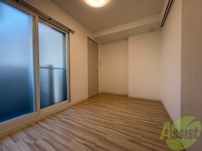 その他部屋・スペース　寝室はこちらです。光が差し込む、温かみのあるお部屋です。