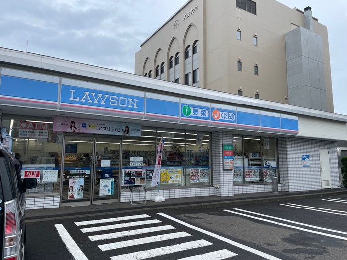 コンビニ　ローソン札幌北13条東店（コンビニ）まで62m