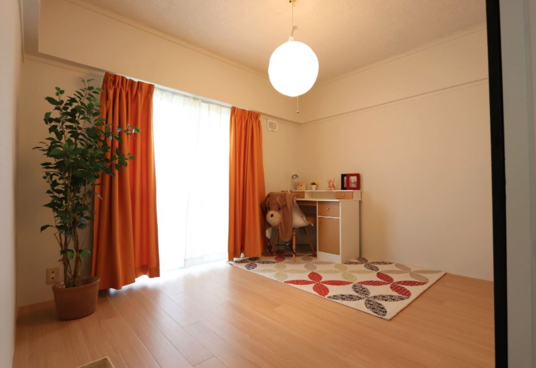 その他部屋・スペース　落ち着いた色調の寝室です