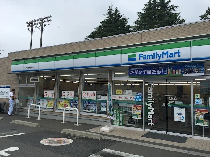 コンビニ　ファミリーマート 伊勢原下糟屋店（コンビニ）まで504m