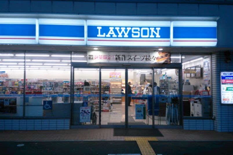 コンビニ　ローソン 桜川駅前店（コンビニ）まで152m