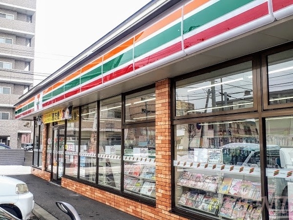 コンビニ　セブンイレブン札幌北7条西12丁目店（コンビニ）まで363m