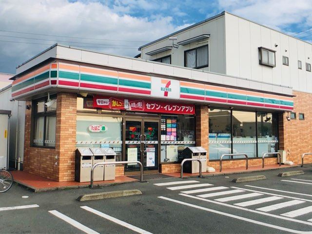 コンビニ　セブンイレブン（コンビニ）まで730m