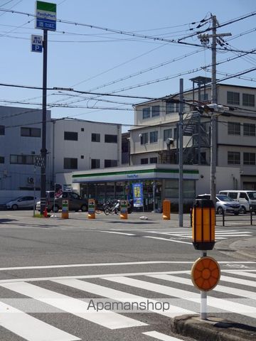 コンビニ　ファミリーマート（コンビニ）まで142m