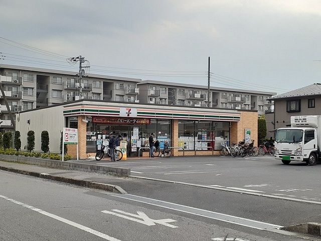 コンビニ　セブン　八王子5丁目店（コンビニ）まで550m