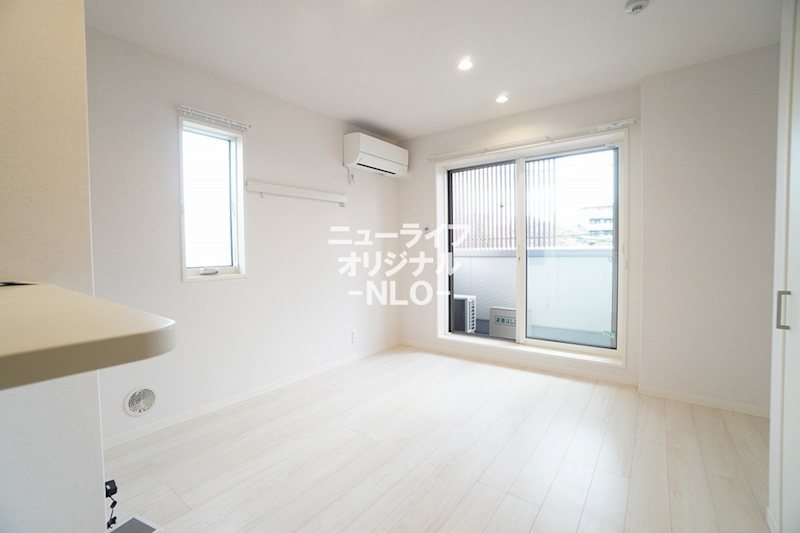 居室・リビング　白色を基調とした明るい居室☆ダウンライト付き☆