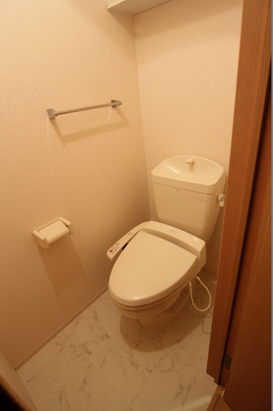 トイレ　※別号室の写真です。ウォシュレット付