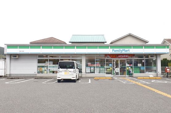 コンビニ　ファミリーマート 高知介良店（コンビニ）まで400m