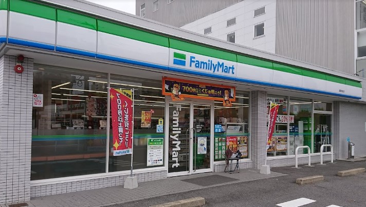 コンビニ　ファミリーマート 瑠璃光町店（コンビニ）まで315m