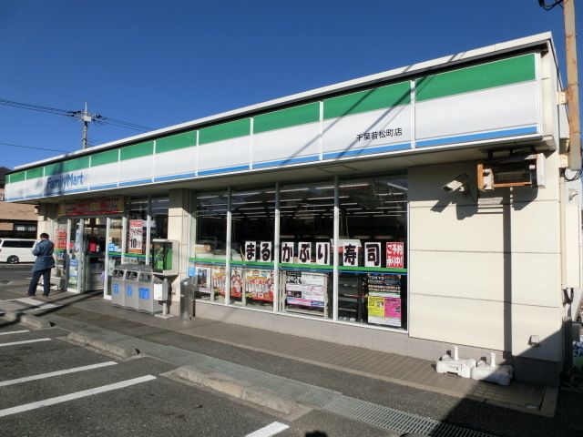 コンビニ　ファミリーマート（コンビニ）まで70m
