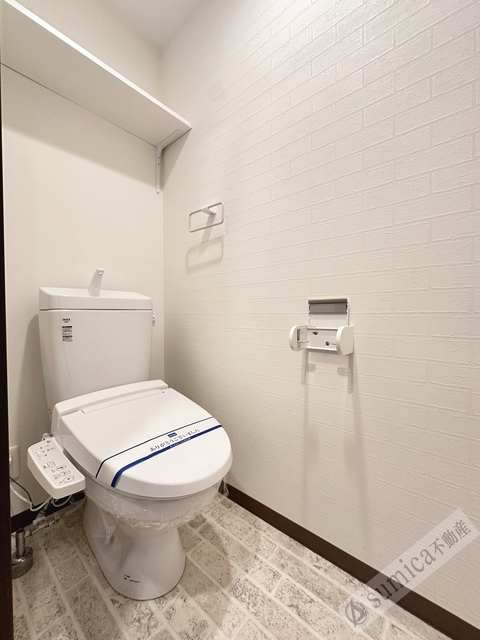 トイレ　人気アイテムの温水洗浄便座。清潔感のあるトイレです。