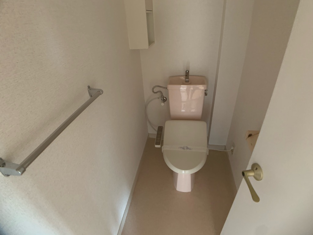 トイレ　温水洗浄便座付きのトイレです♪