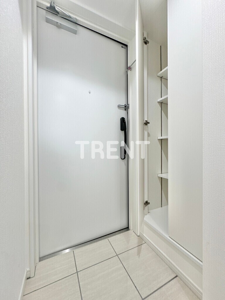 レジデンス市谷仲之町の玄関写真